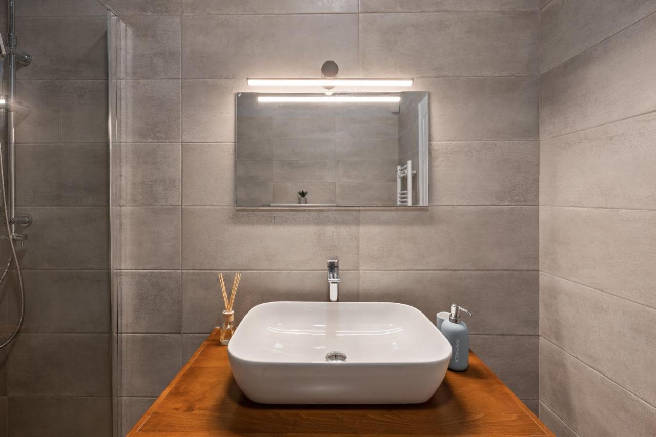F & B Collection - Vesta Apartment